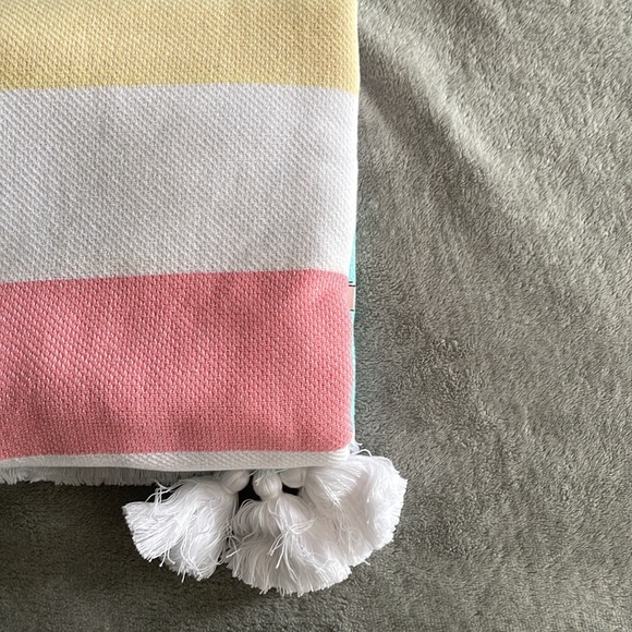 Victoria’s Secret beach towel or light blanket NWOT - Picture 4 of 4